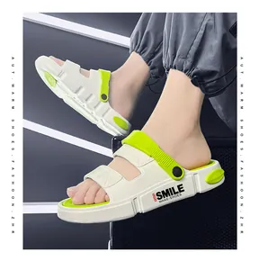 Vista dettagliata dei sandali sportivi bicolore bianco e verde lime per uomo