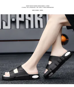 Nahaufnahme von schwarz-weißen Sportsandalen an den Füßen für den Sommer