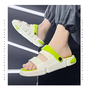 Detail von trendigen cremefarbenen und neongrünen Dual-Use-Sportsandalen am Fuß