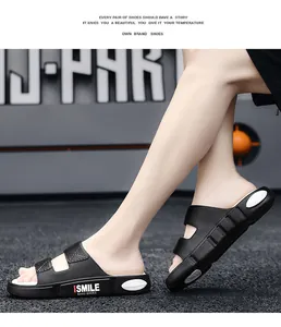 Detailansicht schwarzer Herren-Sportsandalen mit SMILE-Schriftzug und weißen Akzenten