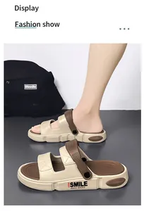 Vista laterale di sandali estivi beige da uomo con plantare marrone e due cinturini