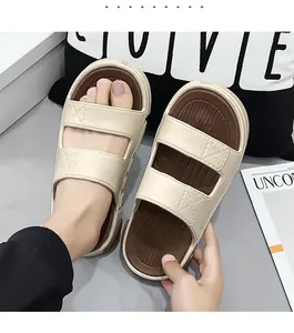 Nahaufnahme von stilvollen beige-braunen Doppelriemen-Pantoletten für Damen und Herren