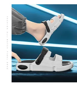 Detailansicht der stylischen schwarz-weißen Zwei-Wege-Sport-Sandalen