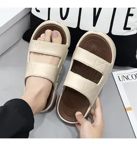 Detailansicht der beigen und braunen rutschfesten Sommersandalen mit weicher Sohle.