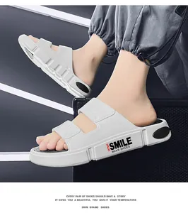 Detailansicht der weißen Unisex-Strandschlappen mit Smile-Logo und weicher Sohle