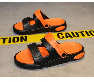 Seitenansicht der schwarz-orangen Dual-Wear-Sandalen mit flexiblem Fersenriemen.