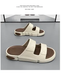 Detailansicht von cremefarbenen und braunen Doppelriemen-Sandalen mit dicken Sohlen
