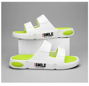 Detailansicht weißer und neongrüner Sportsandalen mit SMILE-Schriftzug an der Seite