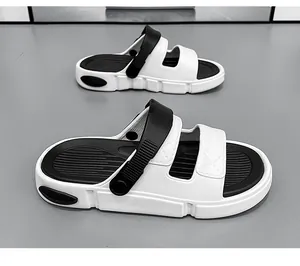 Nahaufnahme moderner schwarz-weißer Sandalen mit zwei Riemen und weicher Polsterung