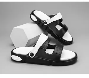 Detaillierte Makroansicht der schwarz-weißen Sportsandalen mit weicher, dicker Sohle
