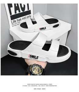 Detailansicht der weiß-schwarzen Herren-Sandalen mit dicker weicher Sohle und Smile.