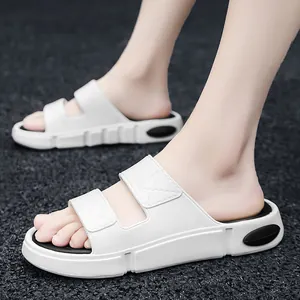 Weiße Sport-Sandalen mit zwei Riemen und dicker Sohle für Herren, ideal für den Sommerstrand