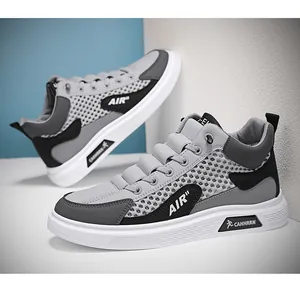 Vista dettagliata delle sneakers alte da uomo in mesh traspirante, grigio e nero.