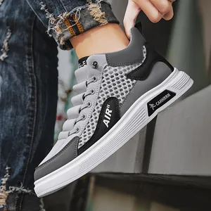 Sneakers alte grigie alla moda con mesh traspirante per uomo per l'estate