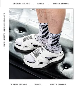 Detailansicht der weißen Herren-Sandalen mit dicker Sohle und 'SMILE'-Schriftzug