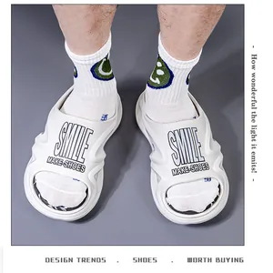 Nahaufnahme von weißen Herren-Badelatschen mit SMILE-Aufdruck und weißen Socken