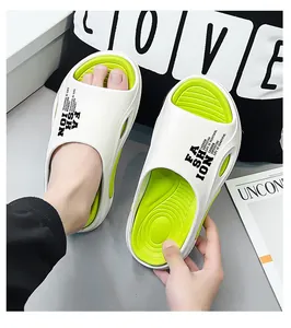 Detailansicht der weißen und lindgrünen Slipper mit Modetext und komfortabler Sohle
