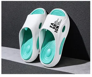 Detailansicht der weiß-mintgrünen Slipper mit modischem Superstar-Print-Design