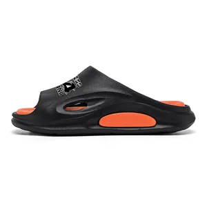 Sportliche Herren Slipper in Schwarz und Orange mit dicker Sohle für den Sommerstrand