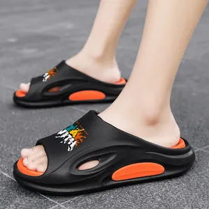 Sportliche schwarz-orangefarbene Strandsandalen für Herren mit dicker Sohle und Farbspritzer.