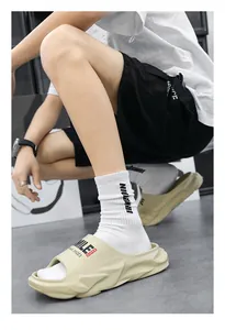 Ciabatte beige a suola spessa con stampa SMILE in un dettaglio in stile streetwear