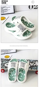Detailansicht der weißen Badeschlappen mit SMILE-Schriftzug und grünem Camouflage-Muster.