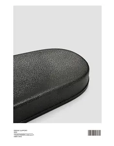 Vue détaillée de la texture antidérapante d'une claquette décontractée noire.