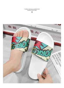 Vue détaillée de claquettes blanches avec un imprimé graffiti pop art sur la bride