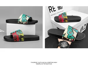 Détail de claquettes graffiti avec des graphismes de style BD et des semelles noires robustes.