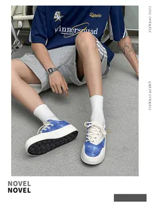 Nahaufnahme der blau-weißen Low-Top-Canvas-Schuhe mit dicken weißen Plateausohlen im Detail.