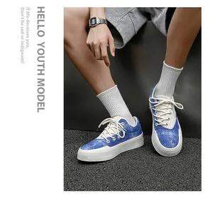Modische blau gemusterte Canvas-Sneaker mit dicker weißer Sohle an einem männlichen Model