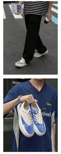 Detailansicht der stilvollen blau-weißen Low-Top-Canvas-Sneaker mit strukturiertem Muster