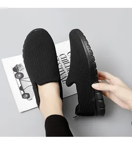 Détail en gros plan des mocassins légers et respirants en maille noire pour femmes