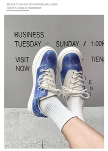 Detailansicht von blauen Low-Top-Sneakern aus Canvas mit weißen Socken.