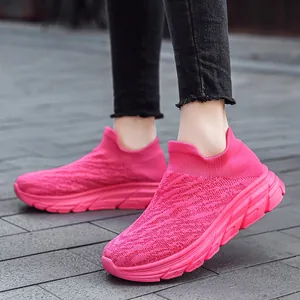 Baskets à enfiler rose vif respirantes en tissage fly-knit pour le sport et les loisirs