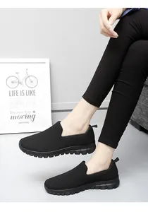Vue détaillée de mocassins confortables en maille noire respirante portés avec legging
