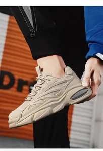 Nahaufnahme atmungsaktiver beiger Mesh-Chunky-Sneaker für Herren mit dicker Luftpolstersohle