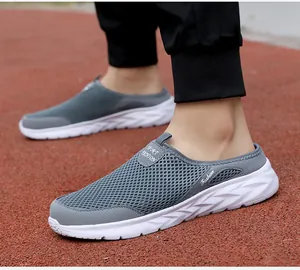 Detail van grijze ademende mesh heren slip-on vrijetijdsschoenen op een atletiekbaan
