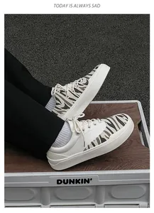 Nahaufnahme modischer Low-Top-Canvas-Schuhe mit Zebra-Print-Akzenten auf Kiste