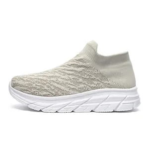 Baskets à enfiler en maille fly-knit respirante beige pour le sport et la détente.