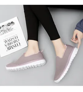 Détail de mocassins en maille respirante pour femmes, coloris mauve, semelle blanche.