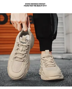 Detailansicht atmungsaktiver khakifarbener Mesh-Sneaker mit dicker rutschfester Sohle
