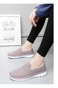 Mocassins en maille mauve respirants et confortables pour femmes, vue mannequin