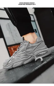 Nahaufnahme eines grauen atmungsaktiven Mesh-Sneakers mit dicker Sohle und Luftpolster