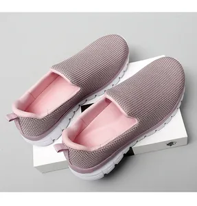Vue de dessus de mocassins en maille mauve respirante pour femmes sur boîte blanche.