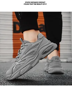 Seitenansicht graue atmungsaktive Mesh-Dad-Schuhe mit dicker Luftpolstersohle