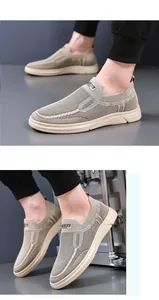 Dettaglio sneakers da uomo in mesh traspirante beige con design slip-on e suole spesse.