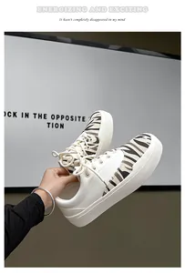 Nahaufnahme von stylischen Zebra-Muster Canvas-Sneakern mit dicker Sohle
