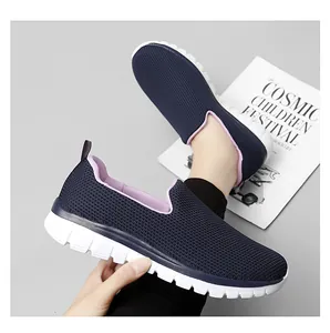 Gros plan détaillé de mocassins en maille respirante bleu marine avec doublure violette