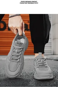 Detailansicht grauer Herren-Sneaker aus Mesh mit dicker rutschfester Sohle für Sommer.